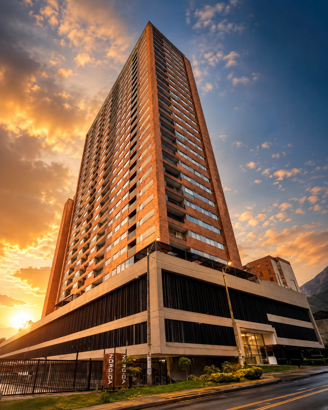 Fachada de la torre de Nórdica al atardecer